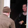 Susan Boyle sur le perron de sa porte accueille un livreur, à Blackburn, le 23 février 2010 !