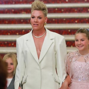 Pink est venue accompagnée de ses enfants Willow et Jameson
Pink avec ses enfants Willow et Jameson à la soirée des "iHeartRadio Music Awards" à Los Angeles, le 27 mars 2023. 