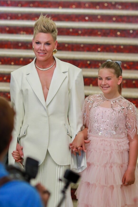 Pink avec ses enfants Willow et Jameson à la soirée des "iHeartRadio Music Awards" à Los Angeles, le 27 mars 2023. 