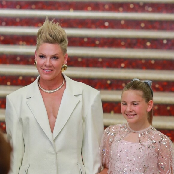 Pink avec ses enfants Willow et Jameson à la soirée des "iHeartRadio Music Awards" à Los Angeles, le 27 mars 2023. 
