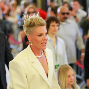 Accompagnée de ses enfants, la chanteuse de 43 ans a également performé lors de l'événement.
Pink avec ses enfants Willow et Jameson à la soirée des "iHeartRadio Music Awards" à Los Angeles, le 27 mars 2023.

