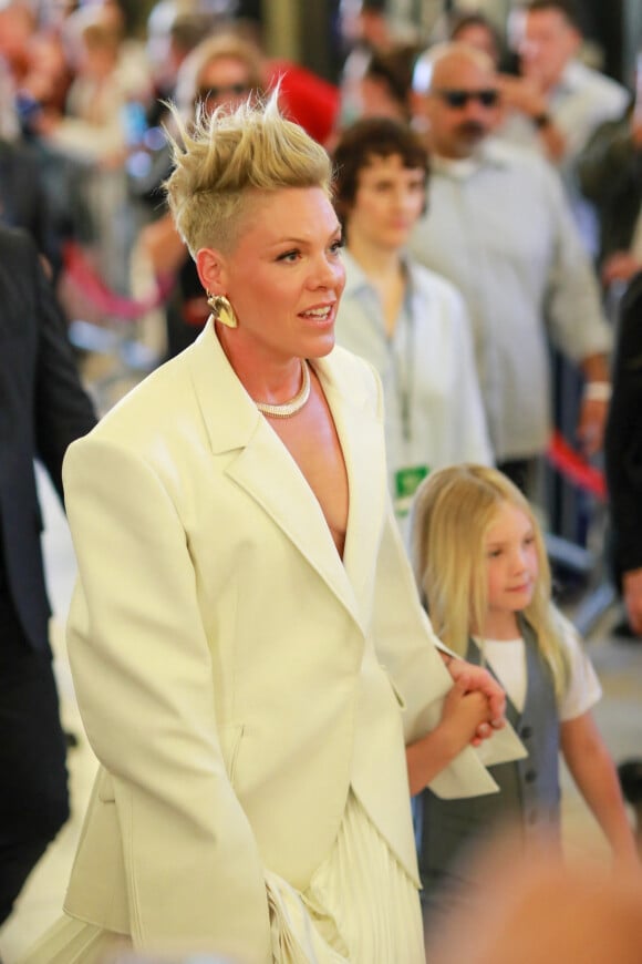 Accompagnée de ses enfants, la chanteuse de 43 ans a également performé lors de l'événement.
Pink avec ses enfants Willow et Jameson à la soirée des "iHeartRadio Music Awards" à Los Angeles, le 27 mars 2023.