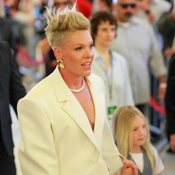 Accompagnée de ses enfants, la chanteuse de 43 ans a également performé lors de l'événement.
Pink avec ses enfants Willow et Jameson à la soirée des "iHeartRadio Music Awards" à Los Angeles, le 27 mars 2023.