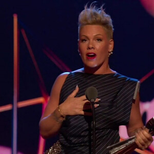 La chanteuse a par ailleurs reçu le prix de "l'icon de l'année."
Pink sur scène lors de la soirée des "iHeartRadio Music Awards" à Los Angeles, le 27 mars 2023. 