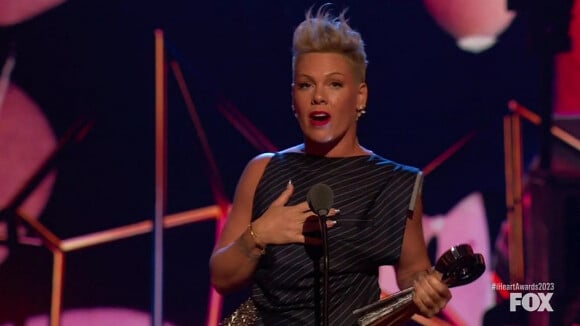 La chanteuse a par ailleurs reçu le prix de "l'icon de l'année."
Pink sur scène lors de la soirée des "iHeartRadio Music Awards" à Los Angeles, le 27 mars 2023. 