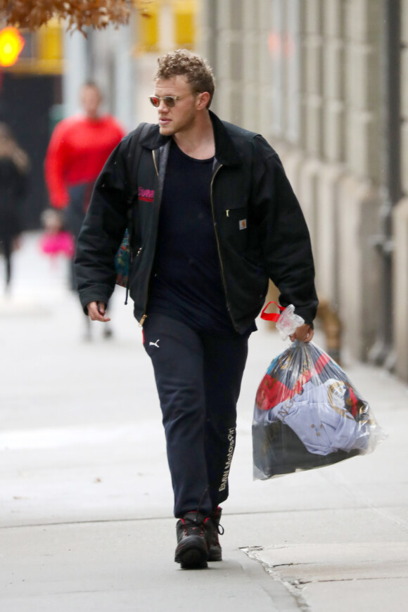 Sebastian Bear-McClard, le mari de Emily Ratajkowski, dans la rue à New York avec un sac de vêtements à la main le 25 février 2018.