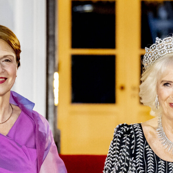 Elke Steinmeier, la reine consort Camilla Parker Bowles - Arrivées au dîner d'état donné par le président allemand et sa femme en l'honneur du roi d'Angleterre et de la reine consort, au Château Bellevue à Berlin, à l'occasion du premier voyage officiel du roi d'Angleterre en Europe. Le 29 mars 2023 