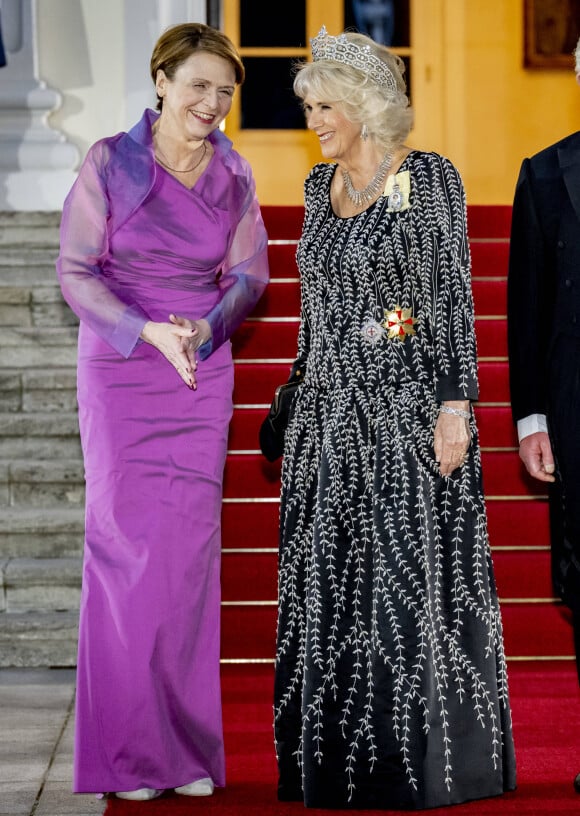 Elke Steinmeier, la reine consort Camilla Parker Bowles - Arrivées au dîner d'état donné par le président allemand et sa femme en l'honneur du roi d'Angleterre et de la reine consort, au Château Bellevue à Berlin, à l'occasion du premier voyage officiel du roi d'Angleterre en Europe. Le 29 mars 2023 