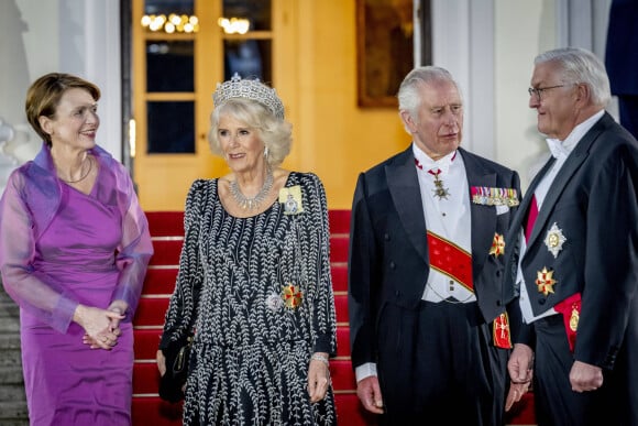 Elke Steinmeier, la reine consort Camilla Parker Bowles, le roi Charles III d'Angleterre et Frank Walter Steinmeier - Arrivées au dîner d'état donné par le président allemand et sa femme en l'honneur du roi d'Angleterre et de la reine consort, au Château Bellevue à Berlin, à l'occasion du premier voyage officiel du roi d'Angleterre en Europe. Le 29 mars 2023 