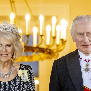 La reine consort Camilla Parker Bowles, le roi Charles III d'Angleterre - Arrivées au dîner d'état donné par le président allemand et sa femme en l'honneur du roi d'Angleterre et de la reine consort, au Château Bellevue à Berlin, à l'occasion du premier voyage officiel du roi d'Angleterre en Europe. Le 29 mars 2023 