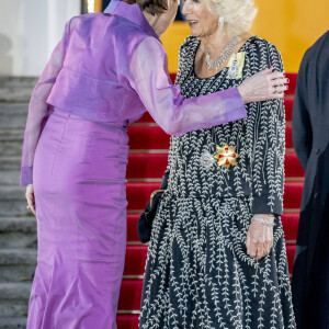 Elke Steinmeier, la reine consort Camilla Parker Bowles - Arrivées au dîner d'état donné par le président allemand et sa femme en l'honneur du roi d'Angleterre et de la reine consort, au Château Bellevue à Berlin, à l'occasion du premier voyage officiel du roi d'Angleterre en Europe. Le 29 mars 2023 