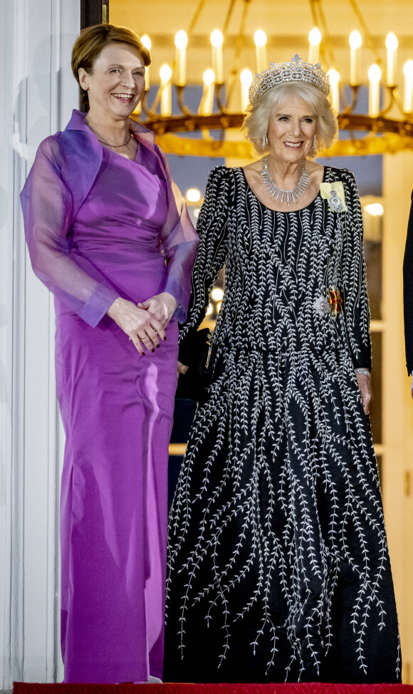 Elke Steinmeier, la reine consort Camilla Parker Bowles - Arrivées au dîner d'état donné par le président allemand et sa femme en l'honneur du roi d'Angleterre et de la reine consort, au Château Bellevue à Berlin, à l'occasion du premier voyage officiel du roi d'Angleterre en Europe. Le 29 mars 2023 