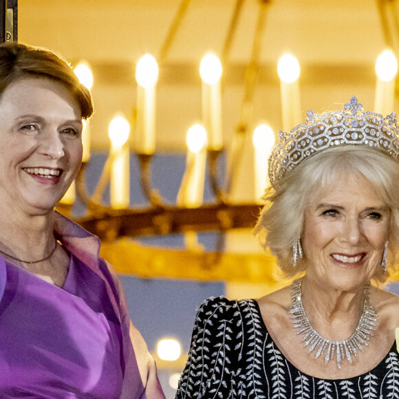 Elke Steinmeier, la reine consort Camilla Parker Bowles - Arrivées au dîner d'état donné par le président allemand et sa femme en l'honneur du roi d'Angleterre et de la reine consort, au Château Bellevue à Berlin, à l'occasion du premier voyage officiel du roi d'Angleterre en Europe. Le 29 mars 2023 