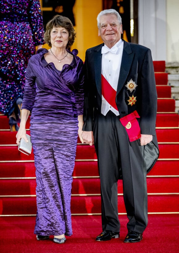 L'ancien président allemand Joachim Gauck et sa compagne Daniela Schadt - Arrivées au dîner d'état donné par le président allemand et sa femme en l'honneur du roi d'Angleterre et de la reine consort, au Château Bellevue à Berlin, à l'occasion du premier voyage officiel du roi d'Angleterre en Europe. Le 29 mars 2023 