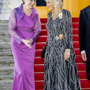 Elke Steinmeier, la reine consort Camilla Parker Bowles - Arrivées au dîner d'état donné par le président allemand et sa femme en l'honneur du roi d'Angleterre et de la reine consort, au Château Bellevue à Berlin, à l'occasion du premier voyage officiel du roi d'Angleterre en Europe. Le 29 mars 2023 