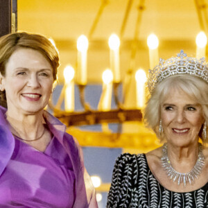 Elke Steinmeier, la reine consort Camilla Parker Bowles, le roi Charles III d'Angleterre et Frank Walter Steinmeier - Arrivées au dîner d'état donné par le président allemand et sa femme en l'honneur du roi d'Angleterre et de la reine consort, au Château Bellevue à Berlin, à l'occasion du premier voyage officiel du roi d'Angleterre en Europe. Le 29 mars 2023 