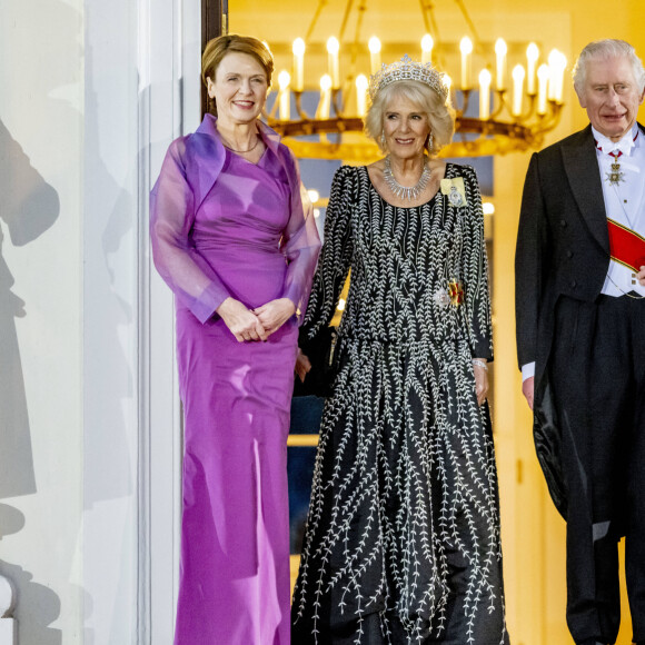 Elke Steinmeier, la reine consort Camilla Parker Bowles, le roi Charles III d'Angleterre et Frank Walter Steinmeier - Arrivées au dîner d'état donné par le président allemand et sa femme en l'honneur du roi d'Angleterre et de la reine consort, au Château Bellevue à Berlin, à l'occasion du premier voyage officiel du roi d'Angleterre en Europe. Le 29 mars 2023 