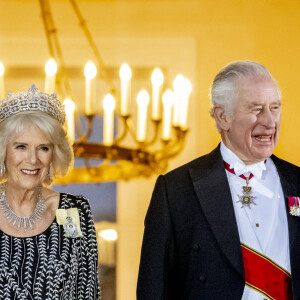 La reine consort Camilla Parker Bowles, le roi Charles III d'Angleterre - Arrivées au dîner d'état donné par le président allemand et sa femme en l'honneur du roi d'Angleterre et de la reine consort, au Château Bellevue à Berlin, à l'occasion du premier voyage officiel du roi d'Angleterre en Europe. Le 29 mars 2023 