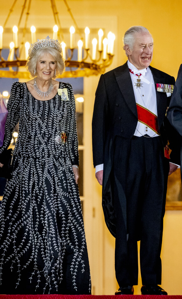 La reine consort Camilla Parker Bowles, le roi Charles III d'Angleterre - Arrivées au dîner d'état donné par le président allemand et sa femme en l'honneur du roi d'Angleterre et de la reine consort, au Château Bellevue à Berlin, à l'occasion du premier voyage officiel du roi d'Angleterre en Europe. Le 29 mars 2023 