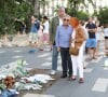 Fou d'amour, ils se sont même mariés.
Exclusif - Gilbert Montagné et sa femme Nikole ont fait un arrêt juste à la sortie de l'avion au mémorial des victimes du 14 juillet sur la Promenade des Anglais au kiosque Albert 1er. Une visite de recueillement assez courte juste avant son concert du soir à Nice le 22 juillet 2016.