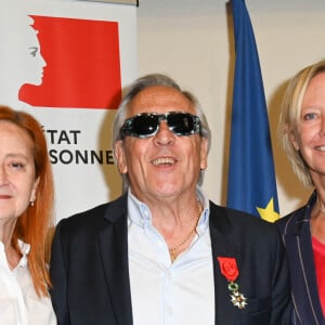 Gilbert Montagné et sa femme Nikole et Sophie Cluzel - Cérémonie de remise des Insignes d'Officier de la Légion d'honneur à Gilbert Montagné au Ministère des Solidarités et de la Santé à Paris. Le 22 septembre 2021. © Coadic Guirec / Bestimage