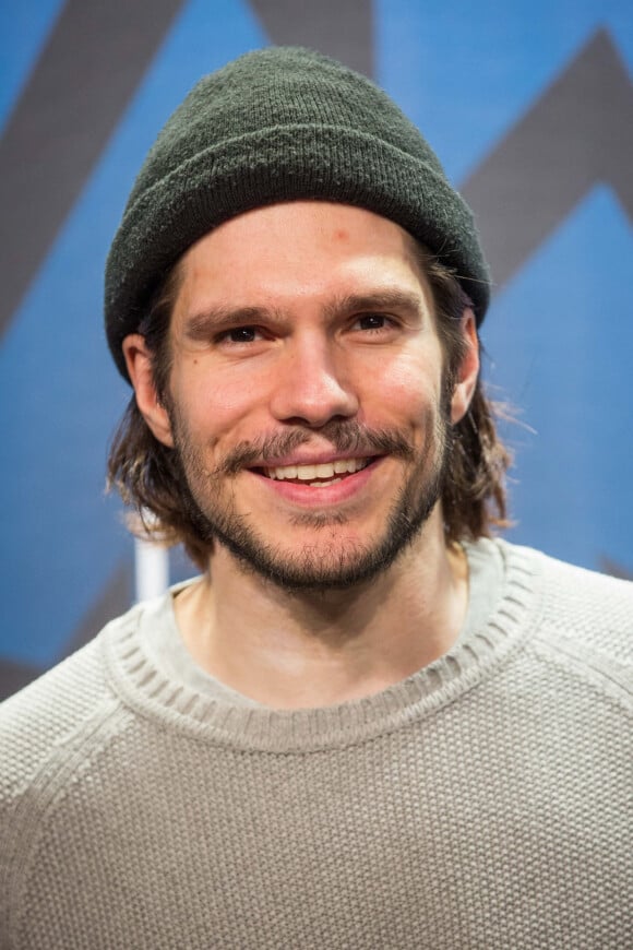 François Civil lors du photocall de la soirée d'ouverture de la 23e édition du festival international du film de comédie l'Alpe d'Huez, Isère, France, le 14 janvier 2020. © Cyril Moreau/Bestimage