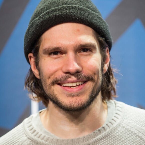 François Civil lors du photocall de la soirée d'ouverture de la 23e édition du festival international du film de comédie l'Alpe d'Huez, Isère, France, le 14 janvier 2020. © Cyril Moreau/Bestimage