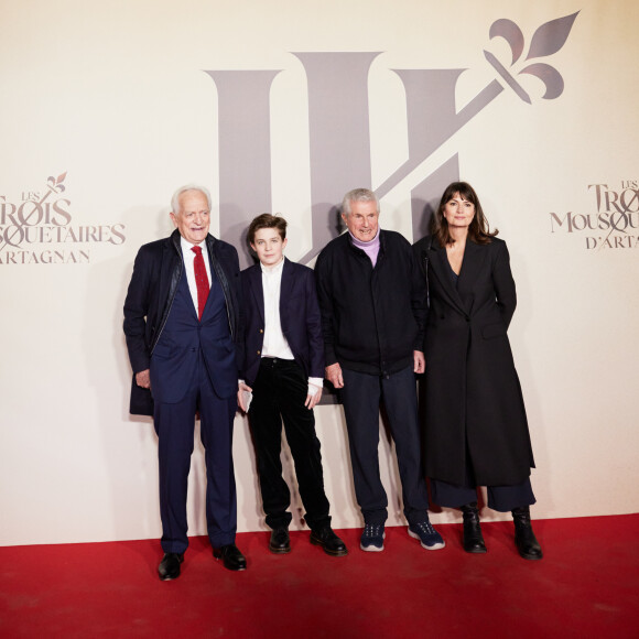 Exclusif - Philippe Labro, guest, Claude Lelouch et Valérie Perrin - Photocall de l'avant-première du film "Les Trois Mousquetaires : D'Artagnan" aux Invalides à Paris le 21 mars 2023. © Moreau / Jacovides / Guirec / Bestimage 