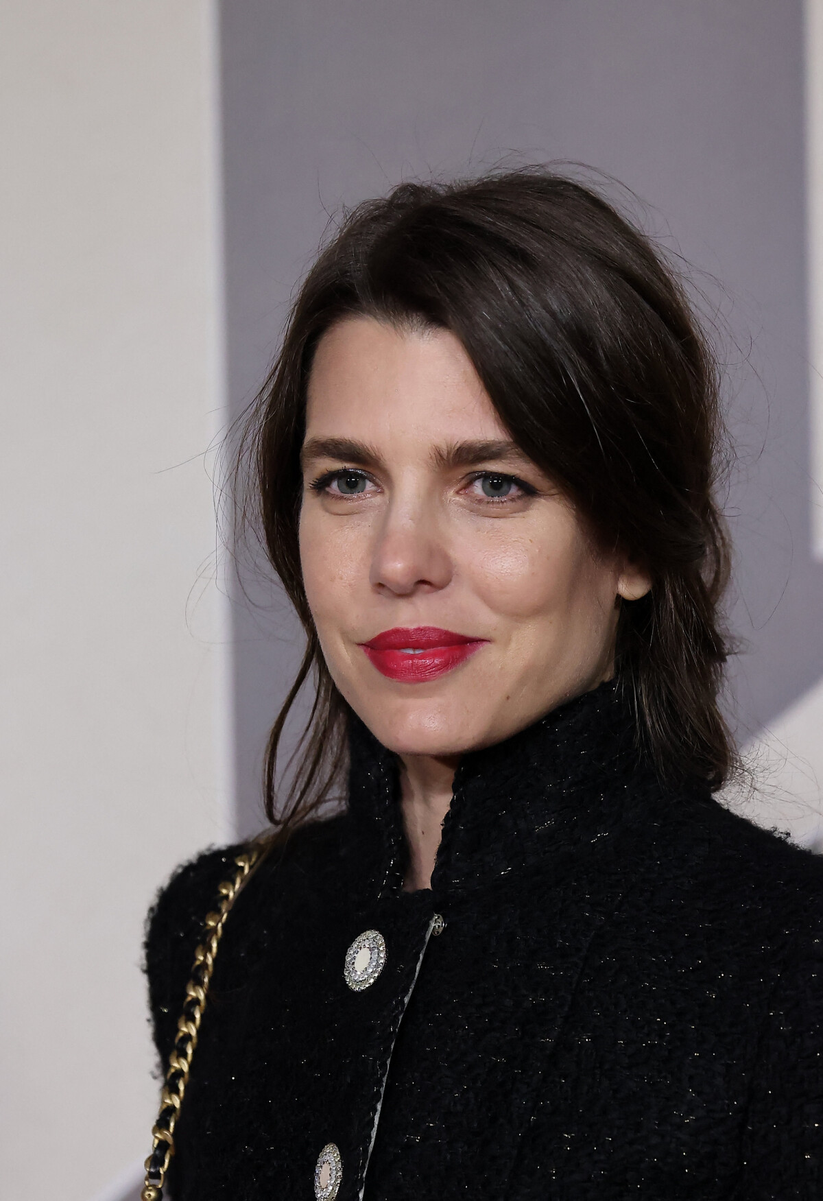 Vidéo : Charlotte Casiraghi chic et fatale en Chanel au bras de son ...
