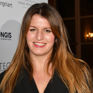 Marlène Schiappa est la première femme politique à poser en couverture de "Playboy".
Marlène Schiappa, secrétaire d'Etat, chargée de l'Économie sociale et solidaire et de la Vie associative - Remise du prix de la Femme d'Influence 2022 au Palais Brogniart à Paris le 21 novembre 2022. © Veeren / Bestimage 