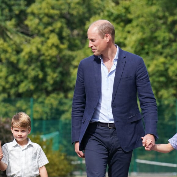 Il serait aussi un adepte du rugby
Le prince William, duc de Cambridge et Catherine Kate Middleton, duchesse de Cambridge accompagnent leurs enfants George, Charlotte et Louis à l'école Lambrook le 7 septembre 2022. 