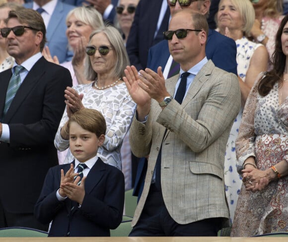 George modernise la monarchie britannique avec cette passion
Le prince George de Cambridge, le prince William, duc de Cambridge - Catherine (Kate) Middleton remet le trophée à Novak Djokovic, vainqueur du tournoi de Wimbledon le 10 juillet 2022. 