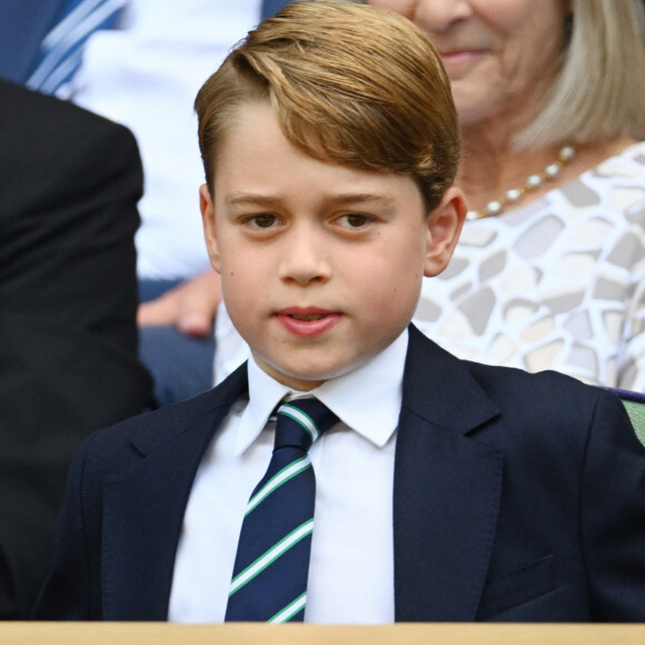 Charlotte serait de son côté fan de football
Le prince William, duc de Cambridge, et Catherine (Kate) Middleton, duchesse de Cambridge, avec le prince George de Cambridge dans les tribunes de la finale du tournoi de Wimbledon, le 10 juillet 2022. © Ray Tang/Zuma Press/Bestimage 