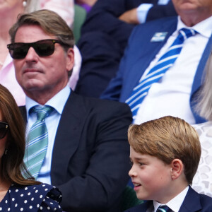 Le prince William, duc de Cambridge, et Catherine (Kate) Middleton, duchesse de Cambridge, avec le prince George de Cambridge dans les tribunes de la finale du tournoi de Wimbledon, le 10 juillet 2022. 