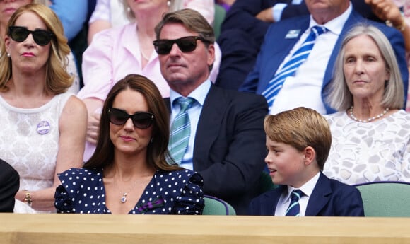 Le prince William, duc de Cambridge, et Catherine (Kate) Middleton, duchesse de Cambridge, avec le prince George de Cambridge dans les tribunes de la finale du tournoi de Wimbledon, le 10 juillet 2022. 