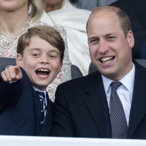 Le prince George a une passion très particulière
Le prince William, duc de Cambridge, le prince George - La famille royale d'Angleterre lors de la parade devant le palais de Buckingham, à l'occasion du jubilé de la reine d'Angleterre.