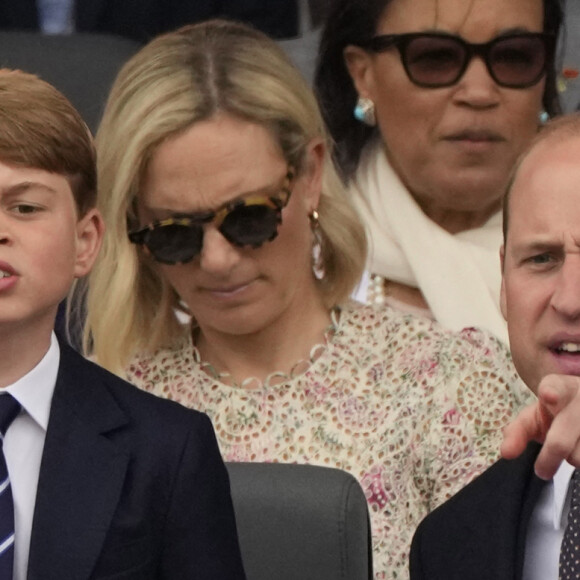 Le prince George et le prince William, duc de Cambridge - La famille royale d'Angleterre lors de la parade devant le palais de Buckingham, à l'occasion du jubilé de la reine d'Angleterre. Le 5 juin 2022 