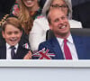 Tout comme son petit frère Louis
Le prince George et le prince William, duc de Cambridge - La famille royale d'Angleterre au concert du jubilé de platine de la reine d'Angleterre au palais de Buckingham à Londres. Le 4 juin 2022 