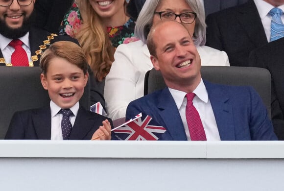 Tout comme son petit frère Louis
Le prince George et le prince William, duc de Cambridge - La famille royale d'Angleterre au concert du jubilé de platine de la reine d'Angleterre au palais de Buckingham à Londres. Le 4 juin 2022 