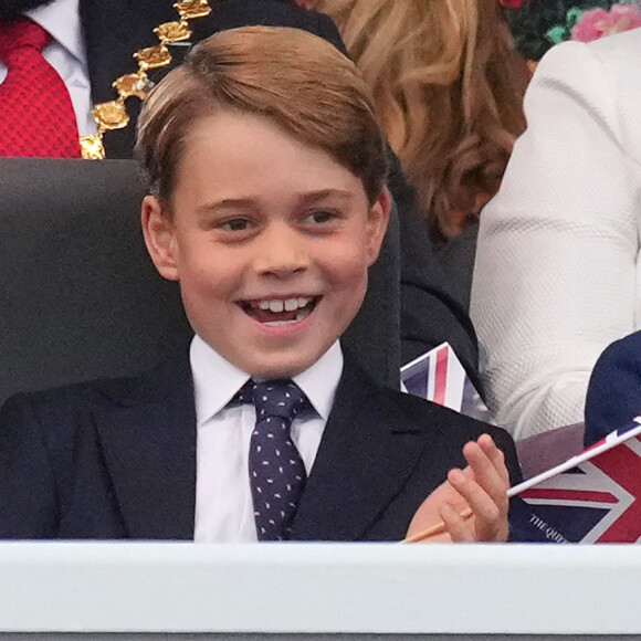 Tout comme son petit frère Louis
Le prince George et le prince William, duc de Cambridge - La famille royale d'Angleterre au concert du jubilé de platine de la reine d'Angleterre au palais de Buckingham à Londres. Le 4 juin 2022 