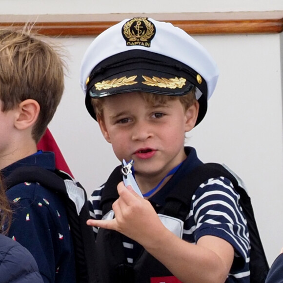 Le prince George et la princesse Charlotte de Cambridge sur un bateau lors de la King's Cup à Cowes le 8 août 2019.  Prince George and Princess Charlotte (blue dress) are watched by Carole Middleton (blue hat) and Michael MIddleton (red coat) as the Duke and Duchess of Cambridge participate in the King's Cup Regatta on the Isle of Wight. 8 August 2019 