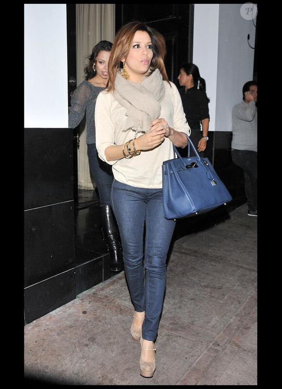 La belle Eva Longoria sortant de son restaurant de Los Angeles El Beso, le 23 février 2010