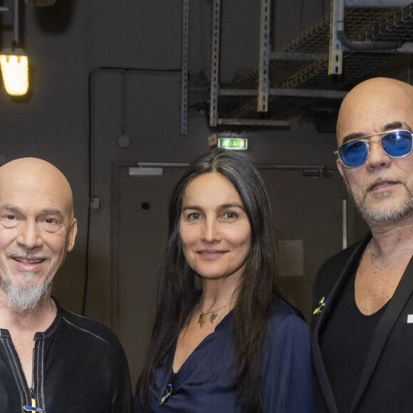 Florent Pagny et sa femme Azucena et Pascal Obispo - Backstage de l'émission spéciale "Unis pour l'Ukraine" à la Maison de la Radio et de la Musique, diffusée en direct sur France 2 et présentée par Nagui et Leïla.Kaddour à Paris le 8 mars 2022. © Cyril Moreau / Jack Tribeca / Bestimage