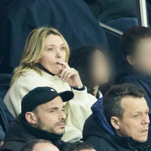 Anne Marivin avec son fils Léonard - People dans les tribunes lors du match de championnat de Ligue 1 Uber Eats opposant le Paris Saint-Germain (PSG) à l'Olympique Lyonnais au Parc des Princes à Paris le 2 avril 2023.