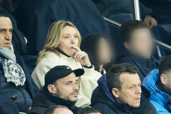 Anne Marivin avec son fils Léonard - People dans les tribunes lors du match de championnat de Ligue 1 Uber Eats opposant le Paris Saint-Germain (PSG) à l'Olympique Lyonnais au Parc des Princes à Paris le 2 avril 2023.