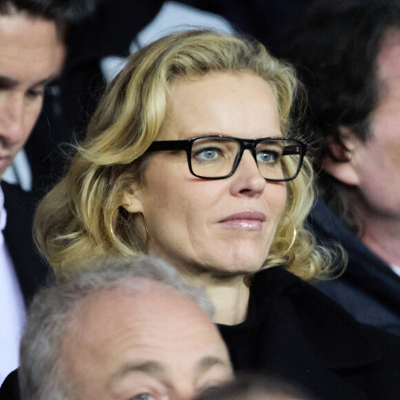 Eva Herzigova - People dans les tribunes lors du match de championnat de Ligue 1 Uber Eats opposant le Paris Saint-Germain (PSG) à l'Olympique Lyonnais au Parc des Princes à Paris le 2 avril 2023.