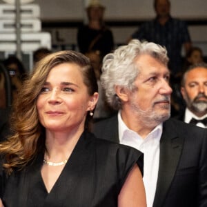 Doria Tillier, Blanche Gardin, Alain Chabat - Montée des marches du film " Fumer Fait Tousser " lors du 75ème Festival International du Film de Cannes. Le 21 mai 2022 © Cyril Moreau / Bestimage 