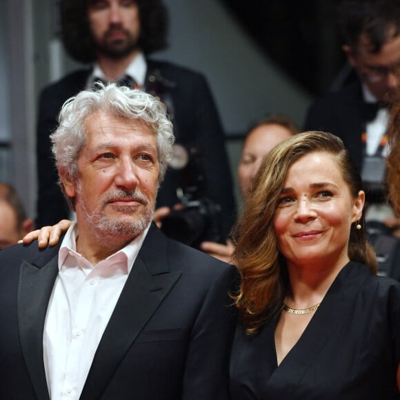 Alain Chabat, Blanche Gardin - Montée des marches du film " Fumer Fait Tousser " lors du 75ème Festival International du Film de Cannes. Le 21 mai 2022 © Giancarlo Gorassini / Bestimage 