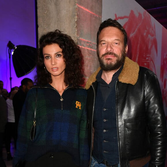 Samuel Le Bihan et sa compagne Stefania Cristian - Lancement de la nouvelle collection de lunettes de sport Tommy Hilfiger en présence de ses ambassadeurs S. Ramos, S. James et N. Pescetto au Palais De Tokyo à Paris le 29 mars 2023. © Veeren/Bestimage  Launch of Sports Glasses By Tommy Hilfiger at Palais De Tokyo on March 29, 2023 in Paris. 