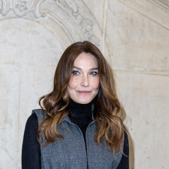 Giulia, sa longue chevelure blonde en évidence, porte à tour de bras chat et chien pour les câliner et leur offrir tout son amour
Carla Bruni-Sarkozy - Photocall au défilé de mode Haute-Couture Christian Dior au musée Rodin lors de la Fashion Week Printemps-été 2023 de Paris, France, le 23 janvier 2023. © Olivier Borde/Bestimage 